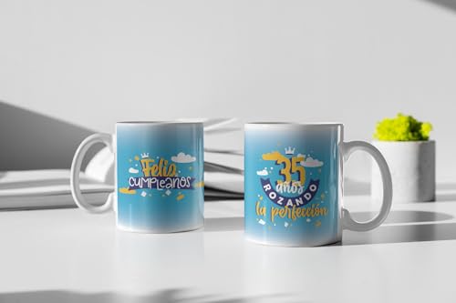 Taza 35 Años “Rozando la Perfección” – Regalo Original de Cumpleaños | Taza de Cerámica...