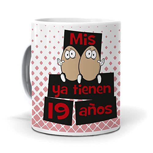 mundohuevo Taza Mis Huevos ya Tienen 19 años. Cerámica AAA - 350 ml.
