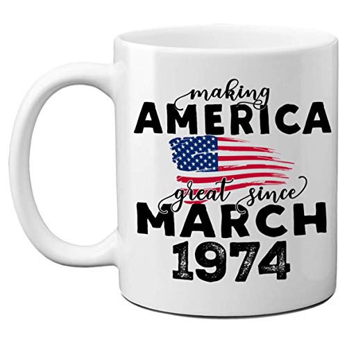 1974 46 Tazas de cumpleaños para hombres, mujeres, haciendo que Estados Unidos sea grandioso desde marzo de 1974 Tazas de café con la bandera de EE. UU., Regalo de cumpleaños para él, ella, amigos, co