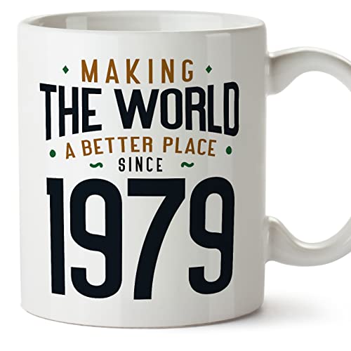 MUGFFINS Tazas 1979 Cumpleaños - En Inglés - Making the World a Better Place - 11 oz / 330 ml -...
