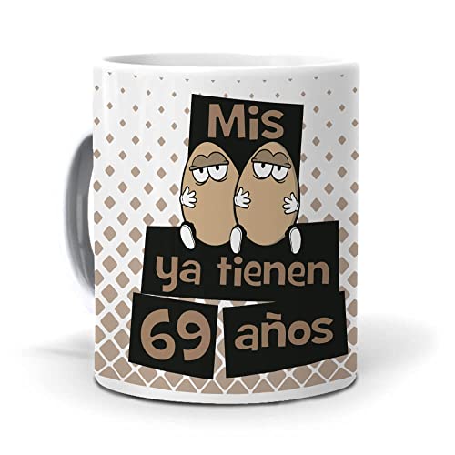 mundohuevo Taza Mis Huevos ya Tienen 69 años. Cerámica AAA - 350 ml.