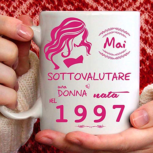 Tee Design Taza 1997 cumpleaños mujer 28 años, idea regalo Nunca subestimar a una mujer nacida en...
